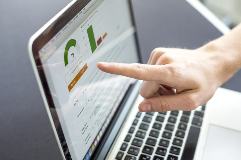 Mano che indica una dashboard SEO su un laptop