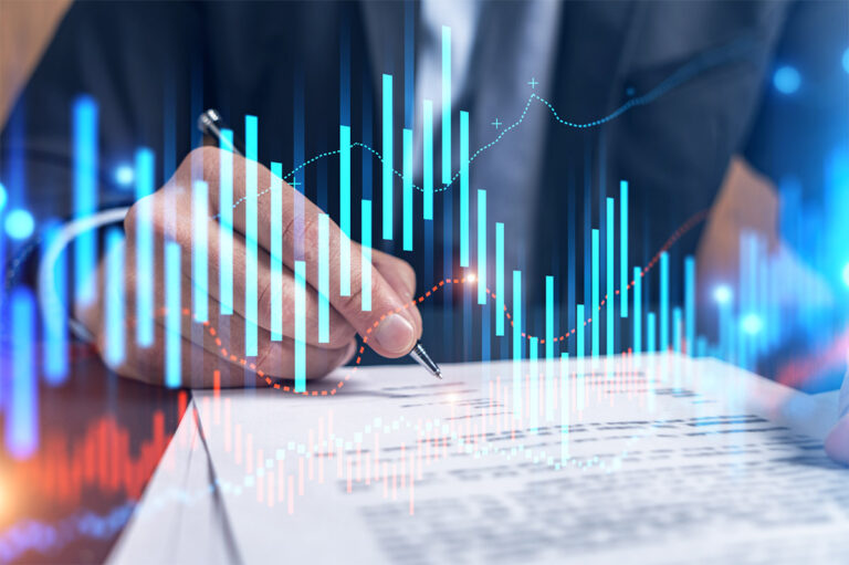 Immagine di un avvocato al lavoro con, sovrapposto, un grafico che indica la crescita del business legata alla attività SEO