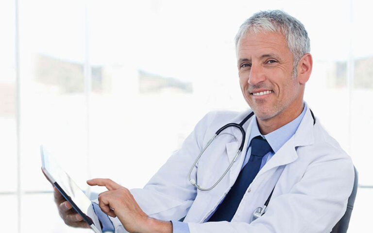 Un medico consulta il suo iPad
