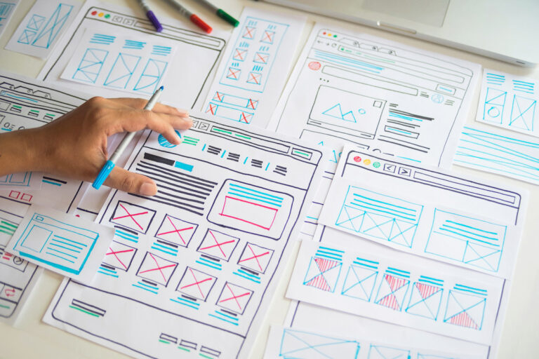 Bozzetti e wireframe di pagine web disegnati a mano, immagine usata per un articolo sul web design basato su sistemi, componenti e progettazione strutturata